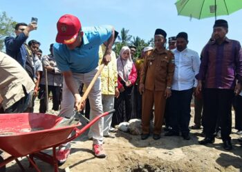 Wagub Sumbar Audy Joinaldy Bersama Sekda Rudy Letakkan Batu Pertama Surau Gantiang Tangah Padang