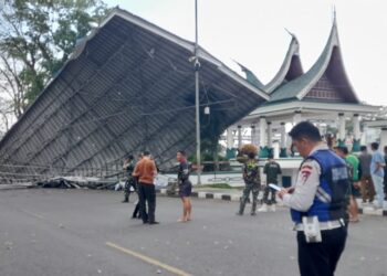 Atap Pentas Utama Lapangan Kantin Diterbangkan Angin Puting Beliung