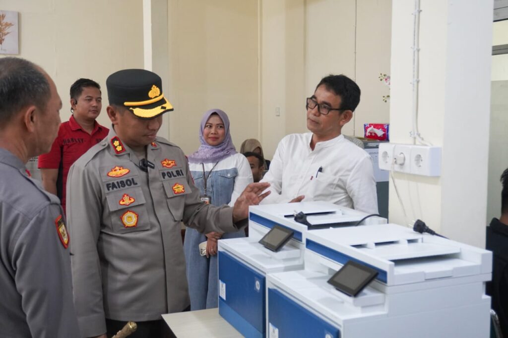 Kantah Padang Pariaman, Ahmad Yahdi, S.Sit., M.H mengajak Kapolres Padang Pariaman, AKBP Ahmad Faisol Amir, SIK., M.Si, beserta jajaran untuk melihat fasilitas yang ada pada Kantor Pertanahan setempat, beberapa waktu lalu.