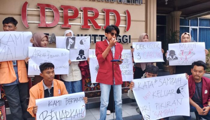 Puluhan Mahasiswa Desak DPRD Bukittinggi Usut Tuntas Kasus Video ‘Bacaruik’