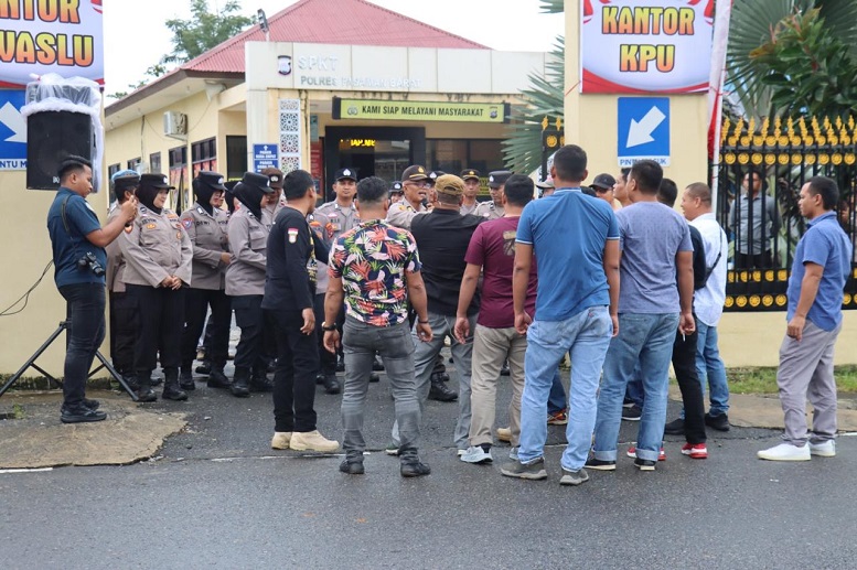 Sejumlah masyarakat ricuh dalam skenario unjuk rasa penetapan suara Pilkada Serentak 2024, bahkan dengan menyandera Ketua KPU Pasbar