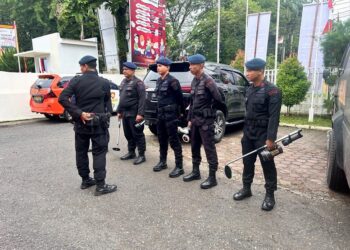Polda Sumbar melakukan sterilisasi di beberapa lokasi strategis untuk memastikan keamanan di gedung KPU Sumbar pada pendaftaran Pilgub Sumbar