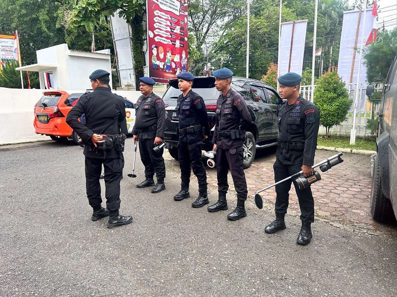 Polda Sumbar melakukan sterilisasi di beberapa lokasi strategis untuk memastikan keamanan di gedung KPU Sumbar pada pendaftaran Pilgub Sumbar