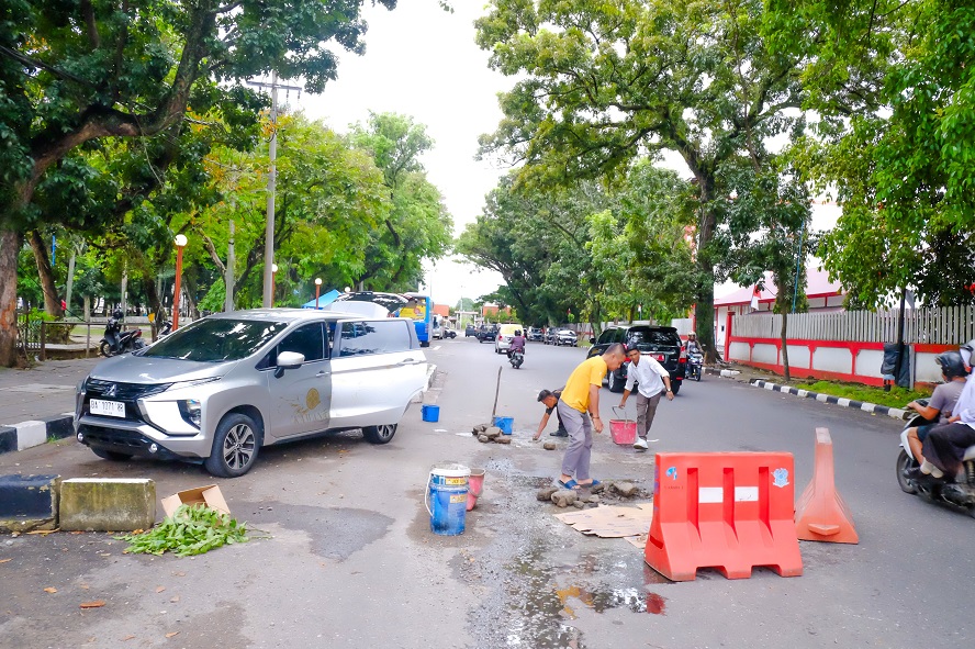 Kawana Hotel Padang melakukan bakti sosial dengan memperbaiki jalan berlubang di sejumlah kawasan di Kota Padang sebagai bentuk kepedulian.