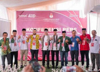Pasangan Khairunas-Yulian Efi Resmi Daftar ke KPU Solok Selatan