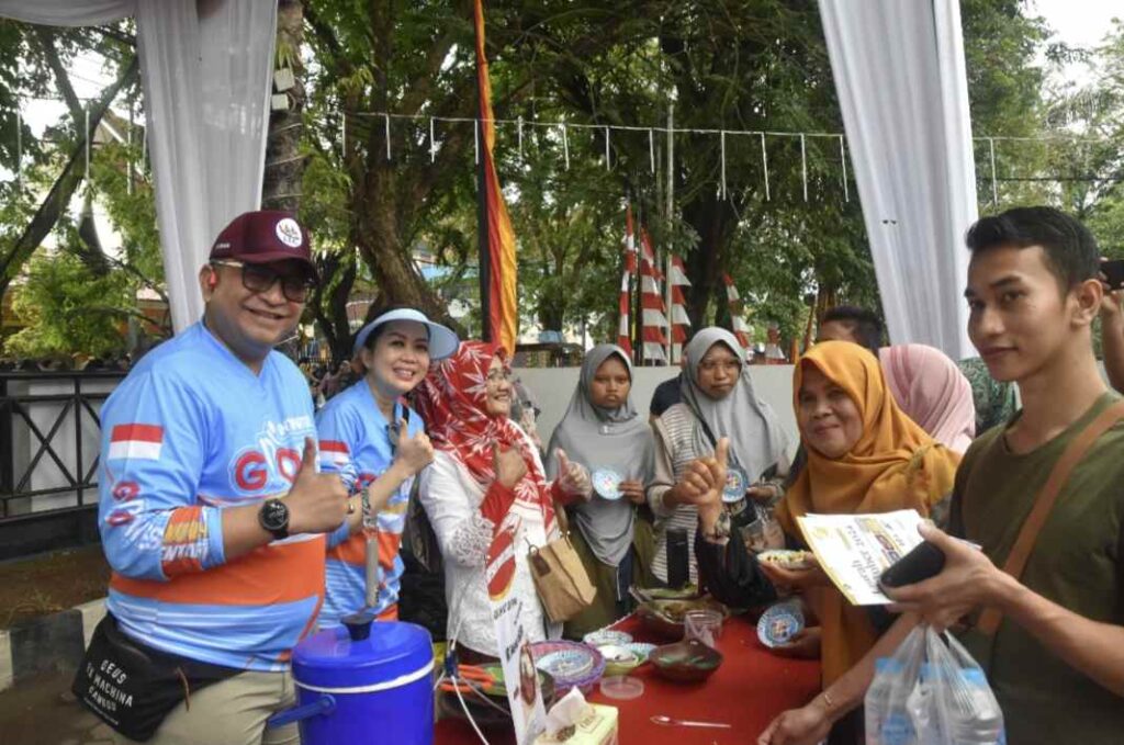 Penjabat (Pj) Wali Kota Padang Andree Algamar didampingi Pj Ketua TP-PKK Kota Padang Ny. Vanny Andree Algamad menyambut baik pengunjung di Serbu Nakerin. IST