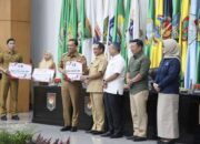 Pemko Padang Panjang Berhasil Kendalikan Inflasi, Mendagri Tito Serahkan DIF RP 5,4 Miliar