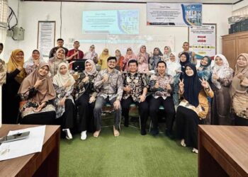 Departemen Fisika, Fakultas Matematika dan IPA, UNP, mengenalkan penggunaan Aplikasi PhET Interactive Simulation dan Vascak Berbantuan Leaflet QR Code-Virtual Laboratory untuk guru SMA Negeri di Solsel Sabtu (3/8). IST