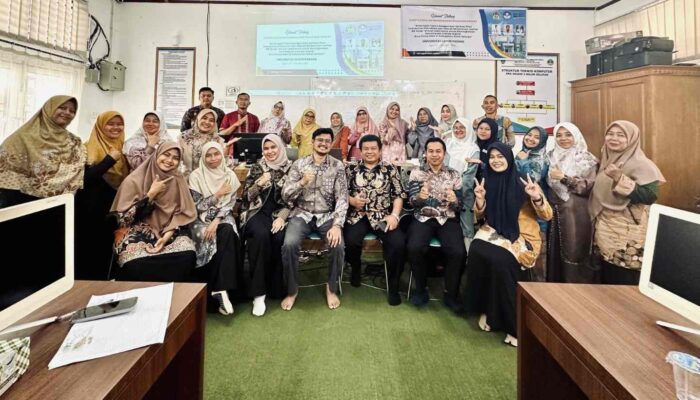 Dosen Departemen FMIPA UNP Kenalkan Guru Fisika SMA Solsel PhET Interactive Simulation dan Vascak
