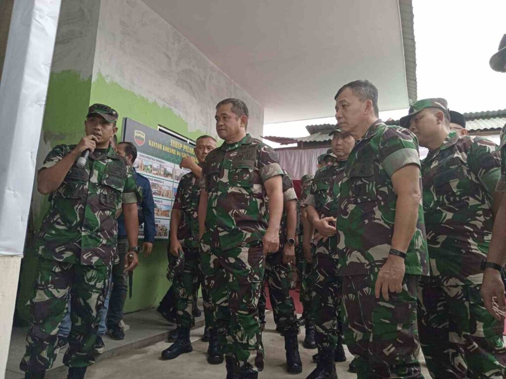 KSAD Jenderal TNI Maruli Simajuntak tinjau salah satu pelaksanaan rehab Koramil 04/Lubug Begalung, Padang, Rabu (7/8/2024). KIKI NOFRIJUM