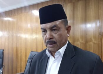 Ketua LKAAM Sumbar, Fauzi Bahar, saat diwawancarai awak media, Rabu (14/8). FARDIANTO