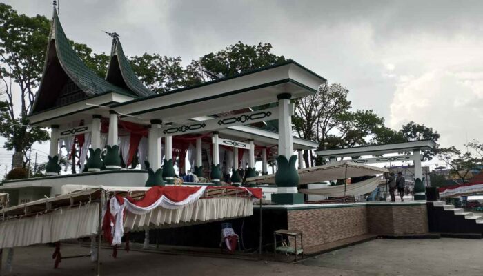 Roboh Diterpa Angin, Atap Podium Lapangan Kantin Bakal Diperbaiki
