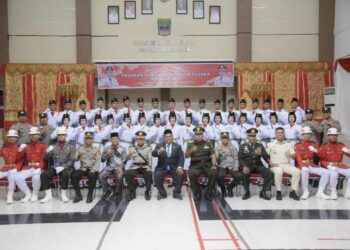 Kukuhkan Anggota Paskibraka Padang Pariaman, Bupati Suhatri Bur Sebut Tidak Ada Larangan Pakai Hijab