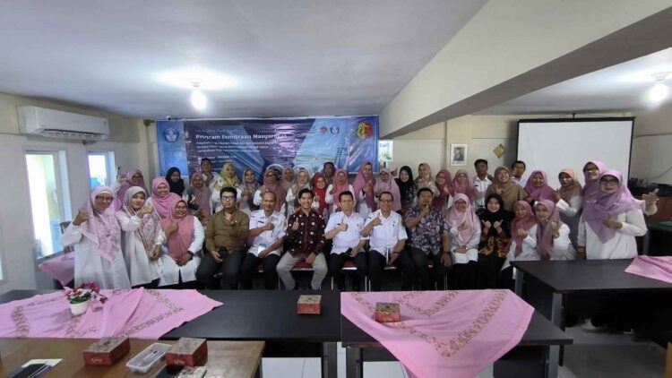 Tim PKM Departemen Fisika UNP memberikan pelatihan untuk guru SMP di Kota Solok tentang pembelajaran berdiferensiasi. IST