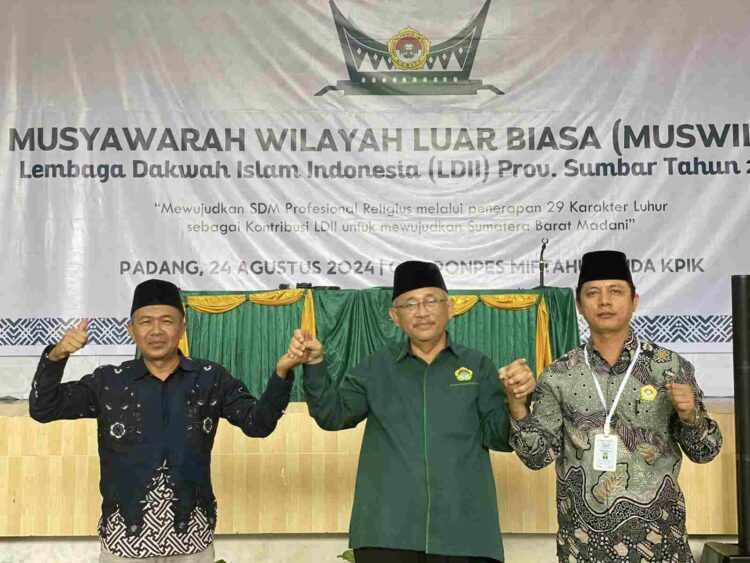 Ketua Umum DPP LDII KH Crishwanto Santoso bersama Ketua LDII Sumbar H Muchfiandi (kiri) dan Sekretaris LDII Sumbar HM Abdillah usai Muswilub LDII Sumbar. IST