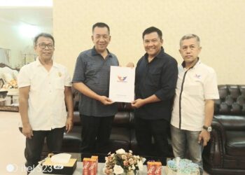 Menuju Pembangunan Berkelanjutan, Perindo Pessel Serahkan BIKWK untuk Paslon Rusma-Nasta