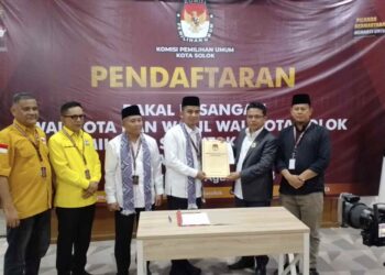 Pendaftar Pertama di KPU, Paslon Ramadhani Kirana Putra-Suryadi Nurdal Diiringi Ribuan Pendukung
