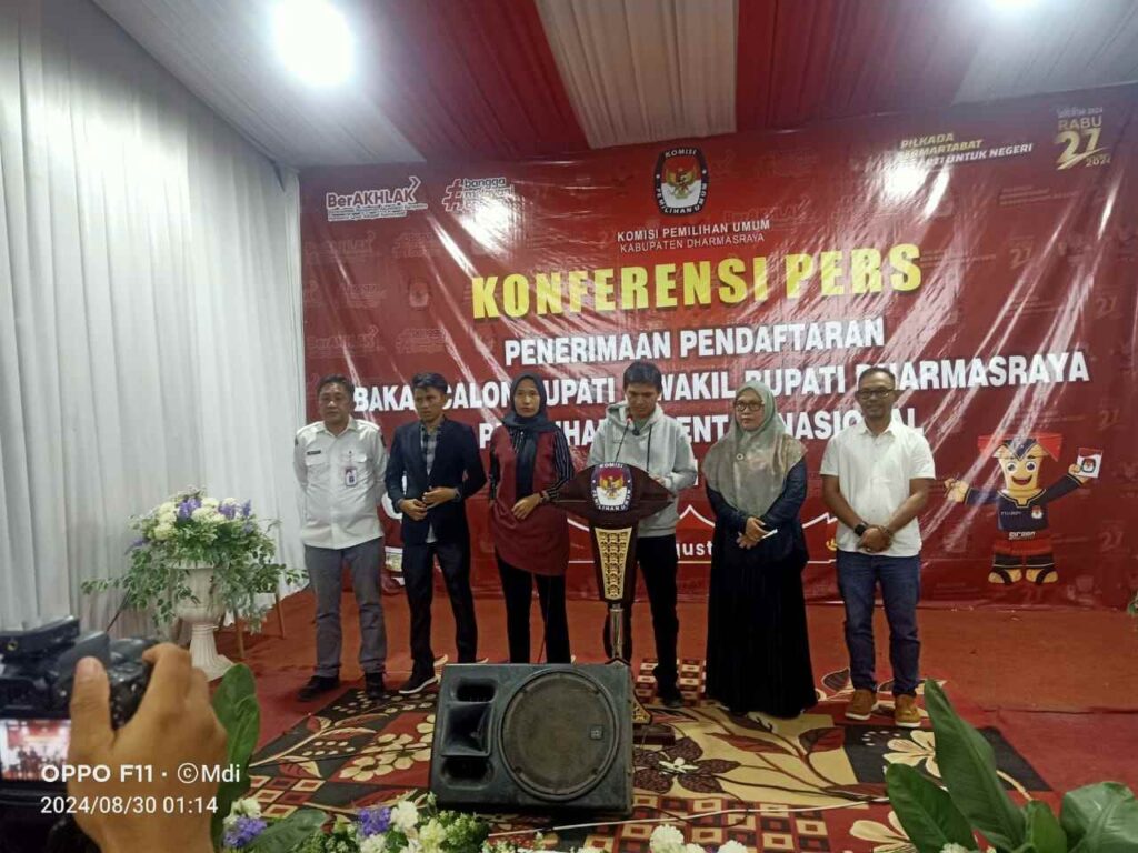 Ketua KPU Prance Putra didampingi komisioner KPU lainnya dan Sekretaris KPU Amrullah, saat memberikan keterangan pers. MARYADI