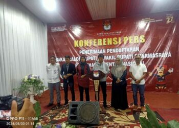 Ketua KPU Prance Putra didampingi komisioner KPU lainnya dan Sekretaris KPU Amrullah, saat memberikan keterangan pers. MARYADI