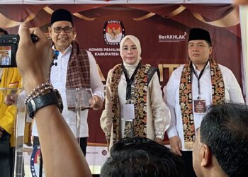Mendaftar ke KPU Kabupaten Solok, Emiko dan Irwan Afriadi Naik Bendi Diiringi Seribuan Warga