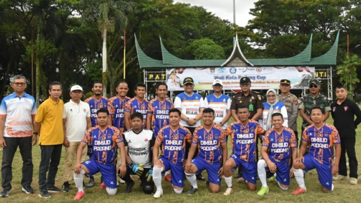 Pemerintah Kota Padang menggelar turnamen sepak bola Wali Kota Padang Cup dalam memeriahkan HJK Padang ke-355 