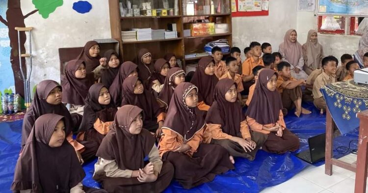 Kementrian Kominfo bekerjasama dengan Dinas Pendidikan, Pemuda dan Olahraga Kota Pariaman menggelar nonton bareng literasi digital yang diikuti oleh siswa SD dan SMP se-Kota Pariaman, Kamis (8/8). IST