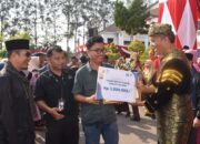 Wartawan Haluan, Mitha Melanie Putri, Terima Penghargaan dari Pemko Pariaman