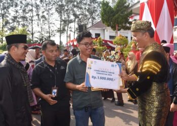 Wartawan Haluan, Mitha Melanie Putri, Terima Penghargaan dari Pemko Pariaman