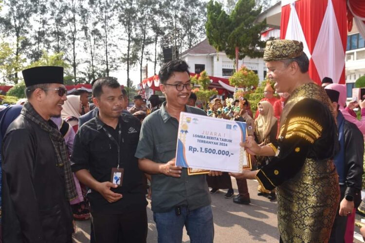 Salah seorang dari lima wartawan di Kota Pariaman menerima penghargaan dalam lomba Penulisan Berita Tabuik Terbanyak 2024, Sabtu (17/8). IST