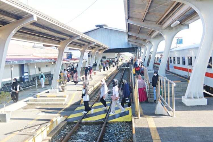 Sejumlah penumpang baru saja turun dari kereta api di Stasiun Padang, beberapa waktu yang lalu. IST/HUMAS