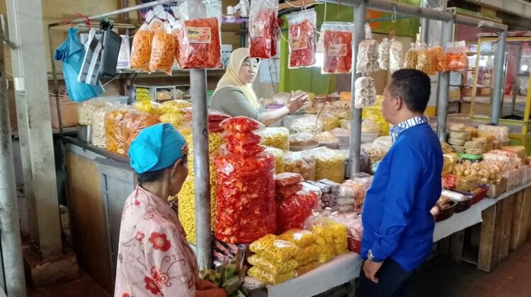 Seorang pedagang tradisional tengah melayani pembeli di Pasar Raya Solok. IST
