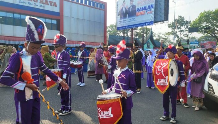 Tim Drumband SLBN 1 Bukittinggi Meriahkan Pawai Alegoris HUT RI ke 79