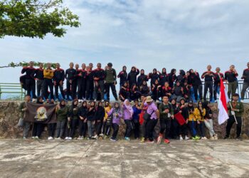 Guru dan Siswa SMA Taruna Sumatera Barat Gelar Aksi Sosial Pungut Sampah di Puncak Gunung Medan