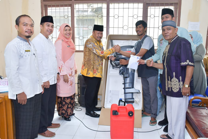 Pemerintah Kabupaten atau Pemkab Agam menyalurkan bantuan penangkapan ikan untuk para nelayan Tanjung Mutiara.