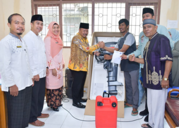 Pemerintah Kabupaten atau Pemkab Agam menyalurkan bantuan penangkapan ikan untuk para nelayan Tanjung Mutiara.