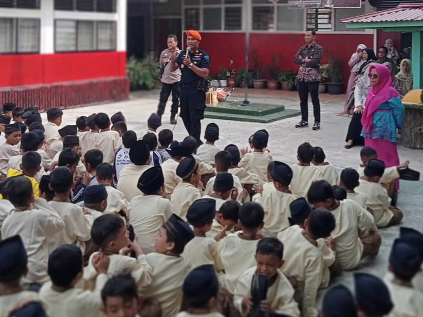 KAI Divisi Regional II Sumatera Barat (Divre II Sumbar) menyosialisasikan keselamatan perkeretaapian di SDN 11 Kampung Jua dan SDN 28