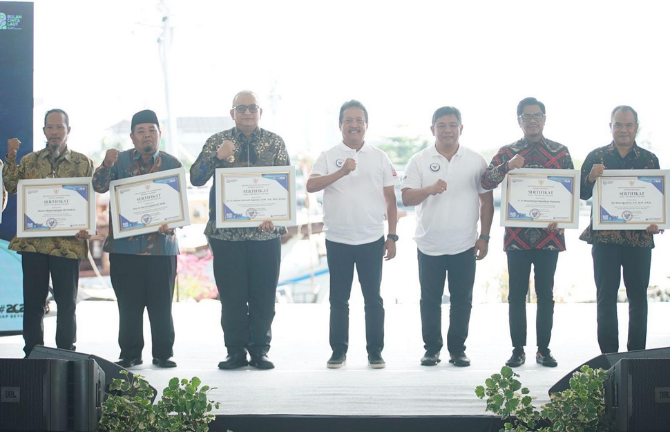 Pj Wako Padang, Andree Algamar, meraih penghargaan sebagai Wali Kota Penggerak Pengelolaan Sampah Laut Kementerian Kelautan dan Perikanan.