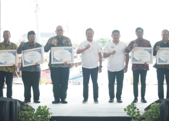 Pj Wako Padang, Andree Algamar, meraih penghargaan sebagai Wali Kota Penggerak Pengelolaan Sampah Laut Kementerian Kelautan dan Perikanan.