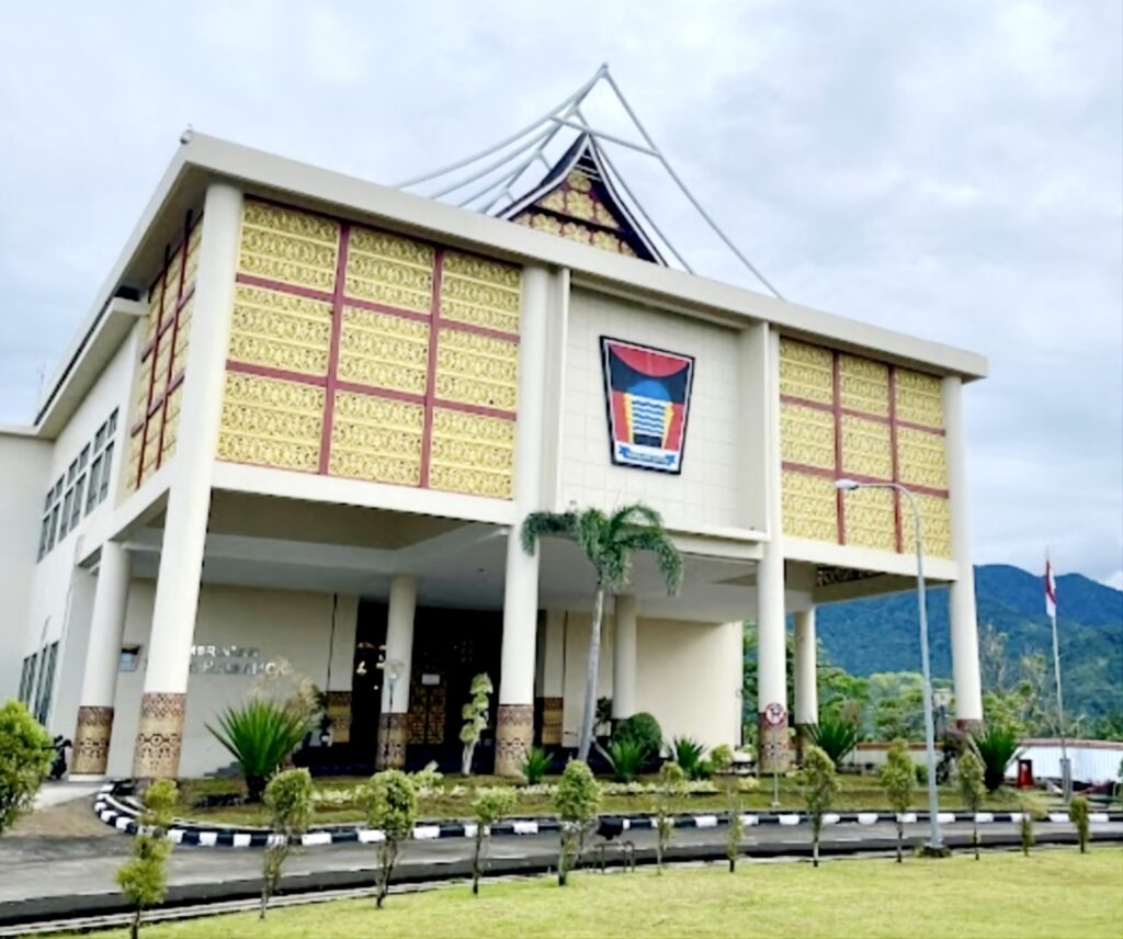 Pemko Padang mengencarkan pembangunan rumah serta gedung yang memenuhi standar keamanan atau ramah bencana, khususnya gempa.