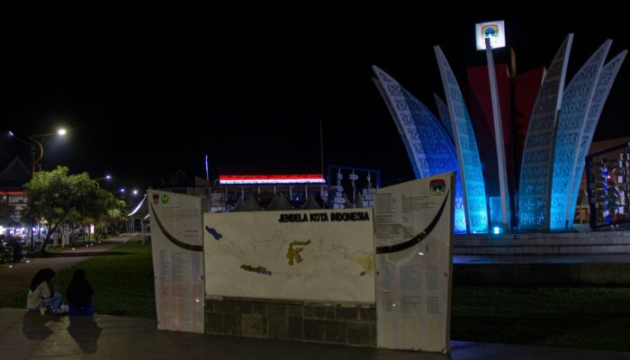 Tugu Apeksi Buah Karya Hendri Septa, Kini Jadi Magnet Baru Ekonomi di Kota Padang