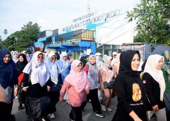 Masyarakat Kabupaten Agam tumpah ruah memerihakan jalan santai dalam memperingati momentum 13 tahun perpindahan ibukota kabupaten.