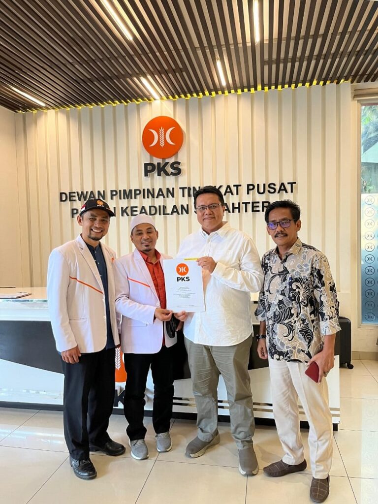 Partai Keadilan Sejahtera (PKS) resmi memberikan dukungan kepasangan Eka Putra - Ahmad Fadly pada Pilkada Tanah Datar 2024.