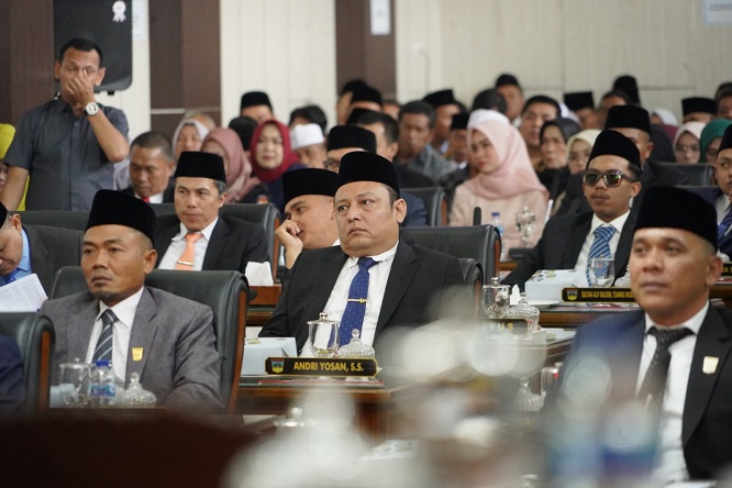 Sebanyak 25 anggota Dewan Perwakilan Rakyat Daerah Kabupaten Solok Selatan atau DPRD Solsel resmi dilantik serta diambil sumpah