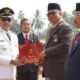 2 ASN Pemkab Solok Selatan atau Solsel mendapatkan penghargaan Satyalancana Karya Satya yang telah mengabdi