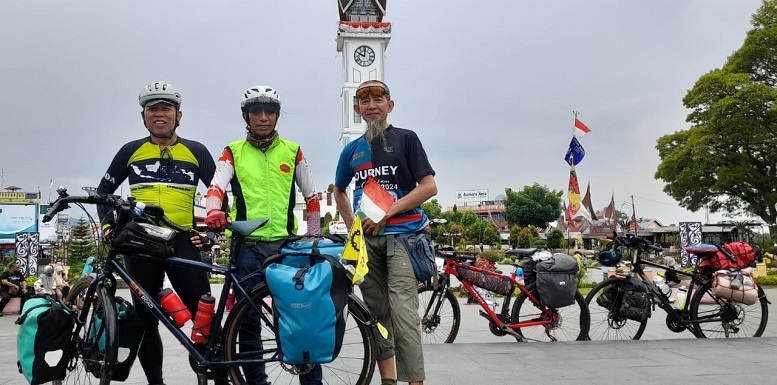 Tiga orang manula menyalurkan hobi yang tidak biasa bersepeda sejauh 2.500 km dari Bangkahuni Provinsi Lampung gowes Titik Nol Km Sabang.