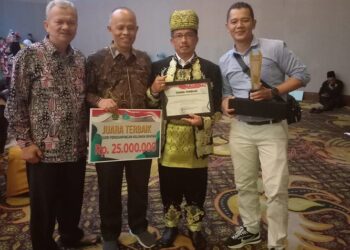 Rusman Edi menerima penghargaan dari sebagai penyuluh terbaik pada ajang Penyuluh Agama Islam (PAI) Award Nasional 2024 dari Kemenag.