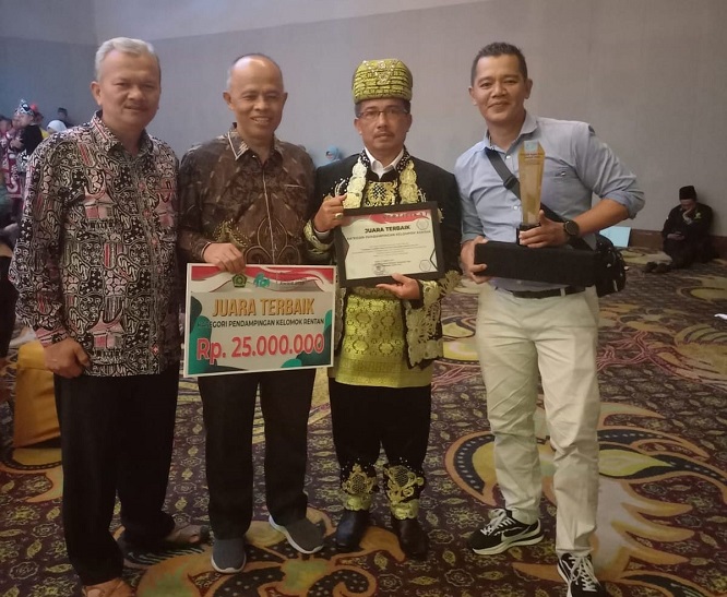 Rusman Edi menerima penghargaan dari sebagai penyuluh terbaik pada ajang Penyuluh Agama Islam (PAI) Award Nasional 2024 dari Kemenag.