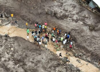 Tim gabungan masih melakukan upaya pencarian korban hilang akibat banjir bandang Ternate, Sejauh ini satu warga yang belum ditemukan.