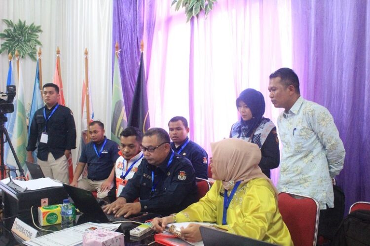 Bawaslu Pasaman Barat melakukan pengawasan melekat pada proses pendaftaran calon akan maju dalam Pilkada Pasbar 2024.