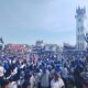 Puluhan ribu masyarakat Bukittinggi tumpah ruah di Jam Gadang Bukittinggi untuk mengantarkan pasangan calon yang maju Pilkada Bukittinggi